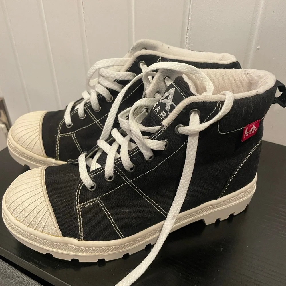 LA Gear Women’s Black High- Top Canvas Sneakers size 7.5